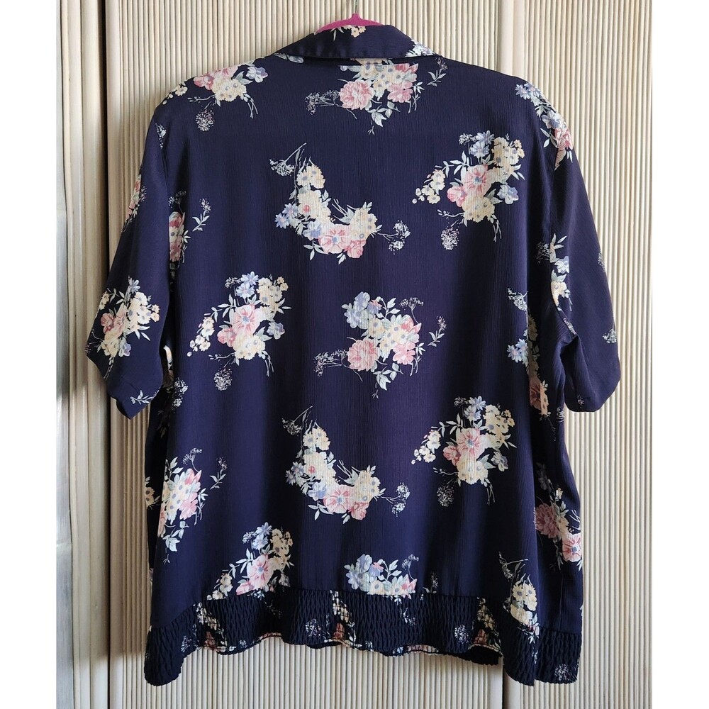 Alfred Dunner Women's Top Size 16 Navy Blue Floral Bouquets Polo Button Style - Picture 2 of 7